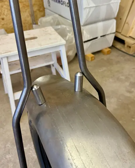 The sissy bar and fender seen from behind the rear tire