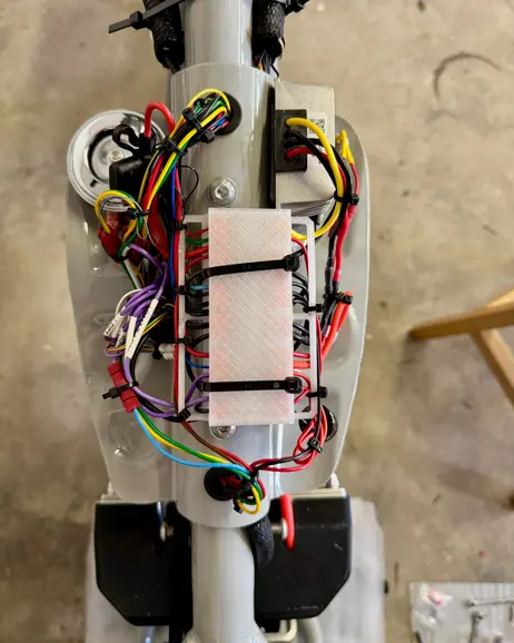 The fuse block seen straight down, terminals numbered